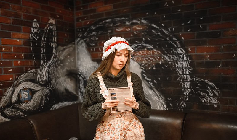 Выездные квесты на Международный женский день: организаторы проводят игру в школе Yekaterinburg