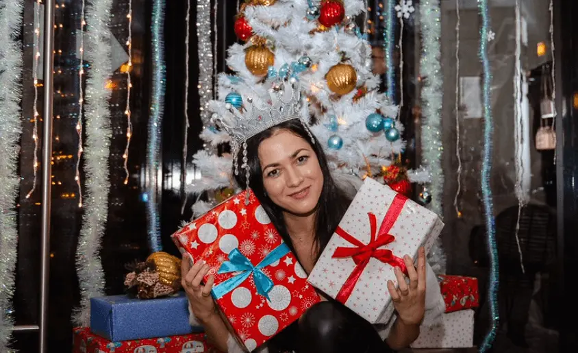 Гайд по идеальному Новому году 2026 с друзьями в Екатеринбурге: от квартиры и коттеджа — до квеста и ночного города